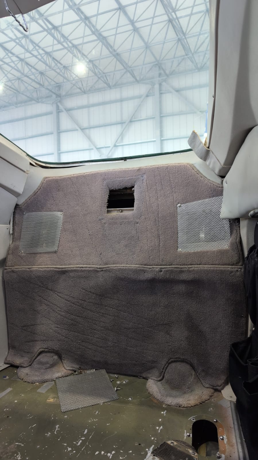 Interior de aeronave antes de restauración — tapicería desgastada